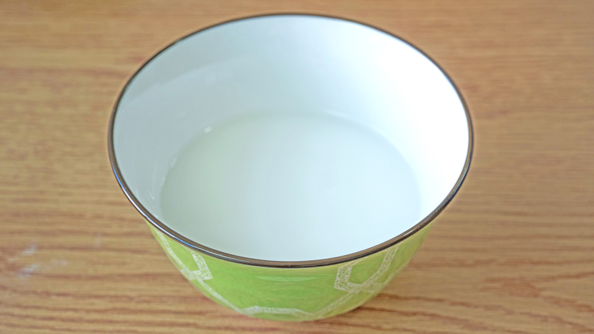 液倒入锅中,不停搅拌,搅成蛋花,加入青菜碎煮一分钟,加入调好的水淀粉