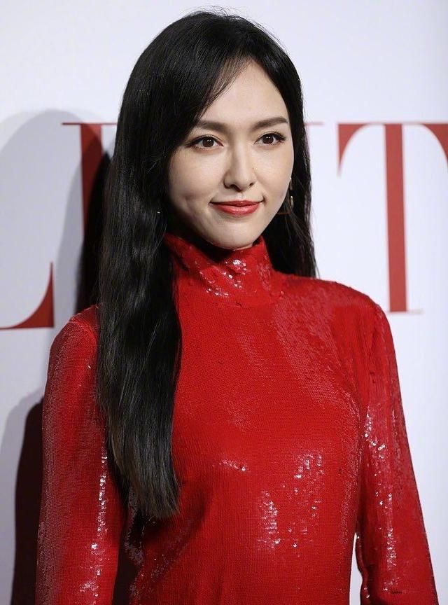 生孩子真会变老!唐嫣浓妆盖不住法令纹,一身红裙身材看着好单薄