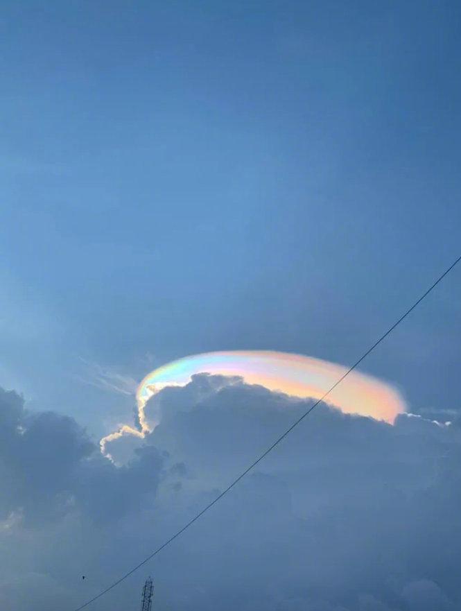 印度,天空中美丽珠母云. readingislove