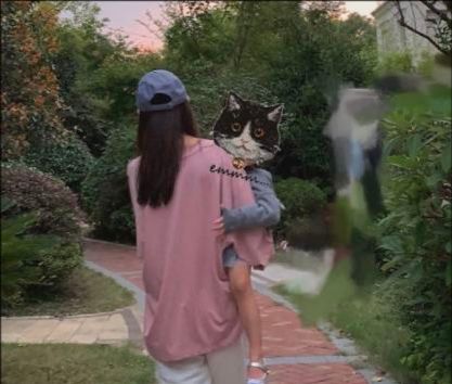 张子萱带孩子看桂花,安安光腿穿裙子,小女儿被阿姨抱着休闲区蓝鸢梦想 - Www.slyday.coM