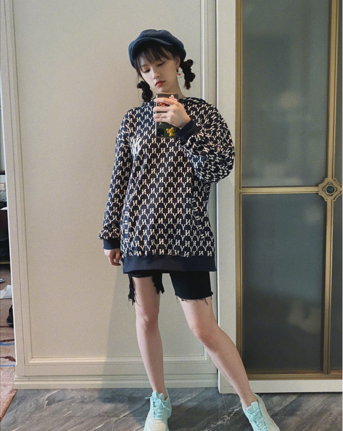 武大女神黄灿灿依旧清纯可人穿无袖t恤配牛仔裤青春靓丽