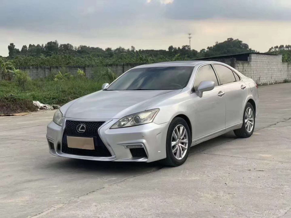 15款雷克萨斯es350售价8万整车的流线感以及弧度非常的优美