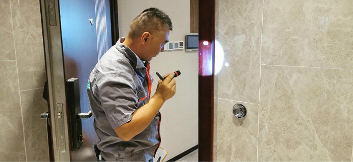 验房师正在检测房门安装情况&nbsp;图片来源:林记/摄