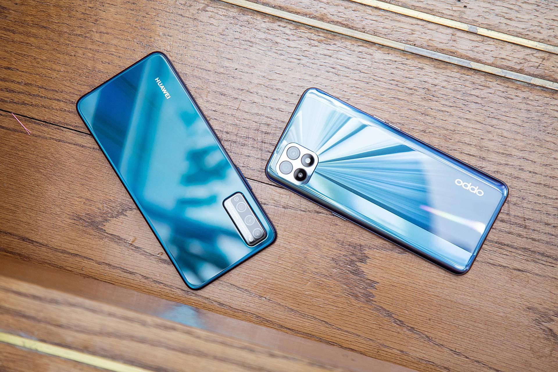 左 華為暢享20 pro,右 oppo reno4 se在外觀設計上,oppo reno4 e