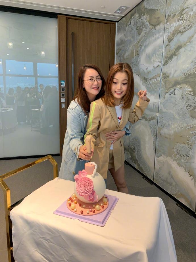 容祖儿出道21周年霍汶希晒旧合照庆祝一如既往单纯和优秀