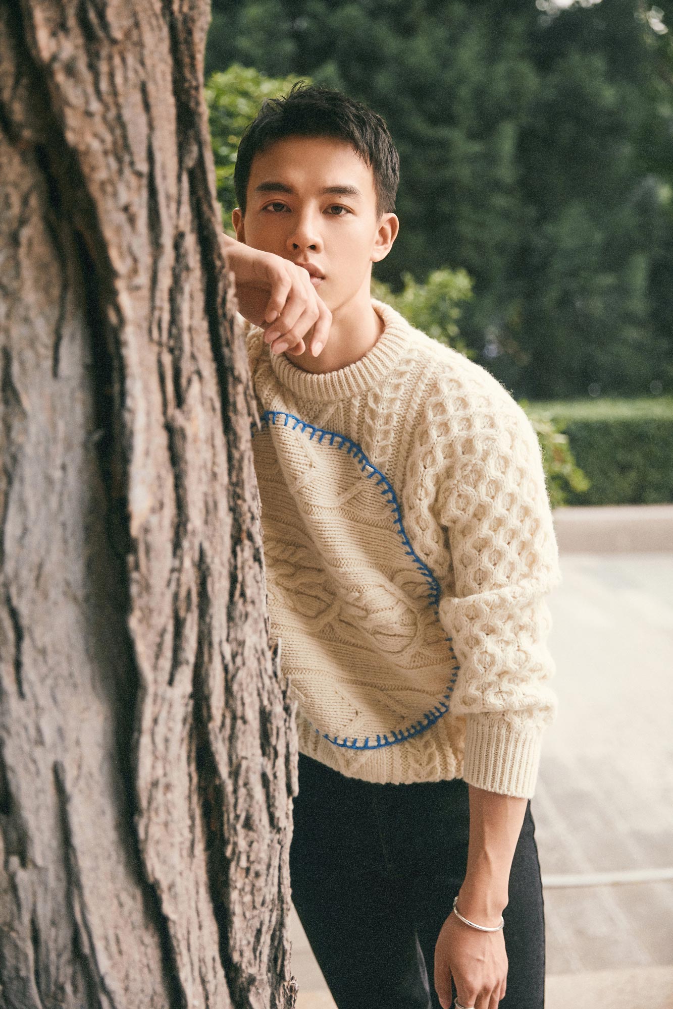 活动中,尹昉身着米色毛衣,搭配修身牛仔裤,温暖治愈,演绎秋日男友风