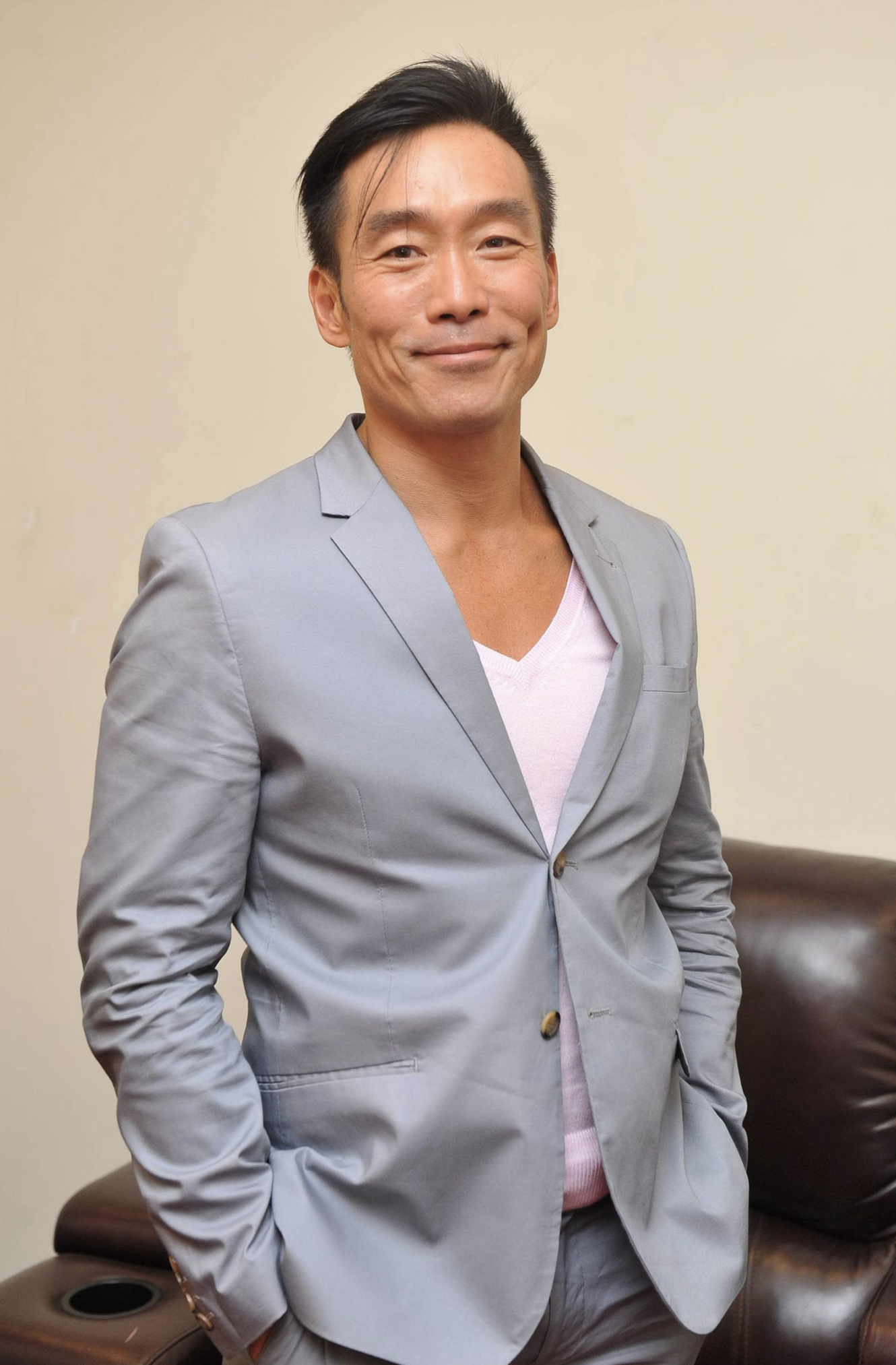 55岁郑浩南直播举铁罕见露脸,身材壮硕超有型,与子女长居大马