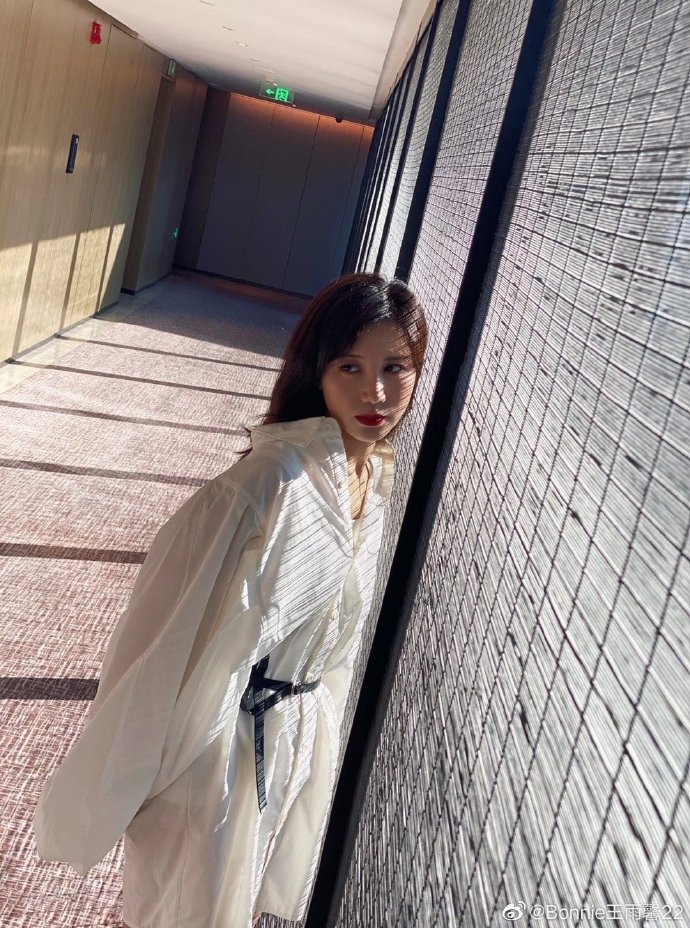 王雨馨自杀风波后晒美照巧笑嫣然气质佳已放下前任黄景瑜