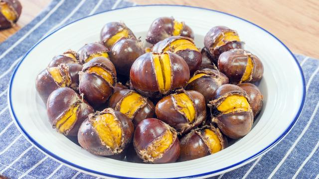板栗好吃剥壳难，农村姑娘教你简单做法，不炒不煮，个个自动脱皮休闲区蓝鸢梦想 - Www.slyday.coM