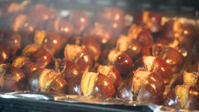 板栗好吃剥壳难，农村姑娘教你简单做法，不炒不煮，个个自动脱皮休闲区蓝鸢梦想 - Www.slyday.coM