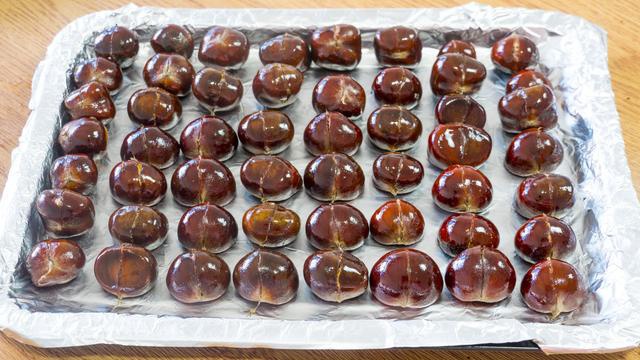 板栗好吃剥壳难，农村姑娘教你简单做法，不炒不煮，个个自动脱皮休闲区蓝鸢梦想 - Www.slyday.coM