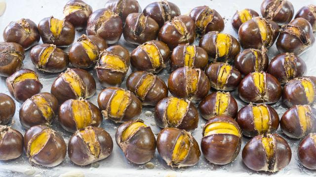 板栗好吃剥壳难，农村姑娘教你简单做法，不炒不煮，个个自动脱皮休闲区蓝鸢梦想 - Www.slyday.coM