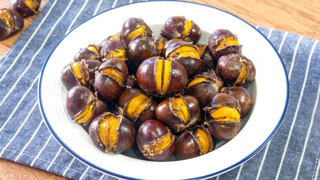 板栗好吃剥壳难，农村姑娘教你简单做法，不炒不煮，个个自动脱皮休闲区蓝鸢梦想 - Www.slyday.coM