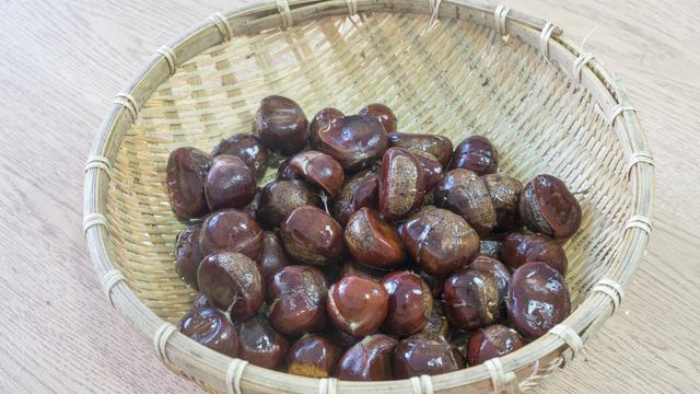 板栗好吃剥壳难，农村姑娘教你简单做法，不炒不煮，个个自动脱皮休闲区蓝鸢梦想 - Www.slyday.coM