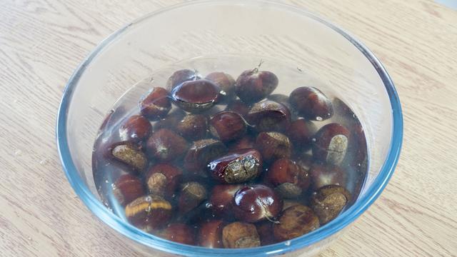 板栗好吃剥壳难，农村姑娘教你简单做法，不炒不煮，个个自动脱皮休闲区蓝鸢梦想 - Www.slyday.coM