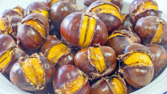 板栗好吃剥壳难，农村姑娘教你简单做法，不炒不煮，个个自动脱皮休闲区蓝鸢梦想 - Www.slyday.coM