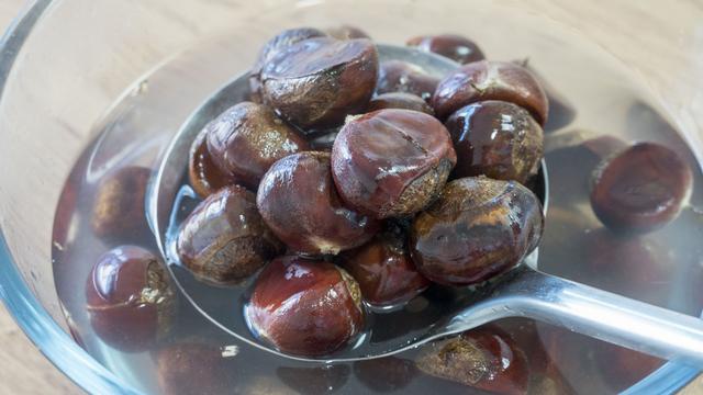 板栗好吃剥壳难，农村姑娘教你简单做法，不炒不煮，个个自动脱皮休闲区蓝鸢梦想 - Www.slyday.coM