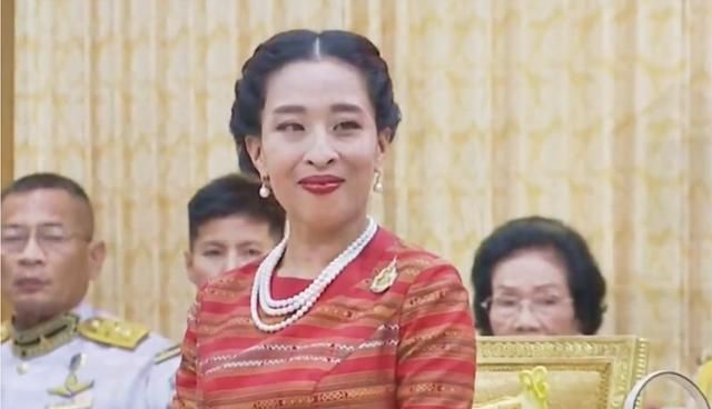 42岁帕公主越来越少女!“公主头”发型气质佳,为王位熬成老姑娘|公主|老姑娘|发型_新浪新闻