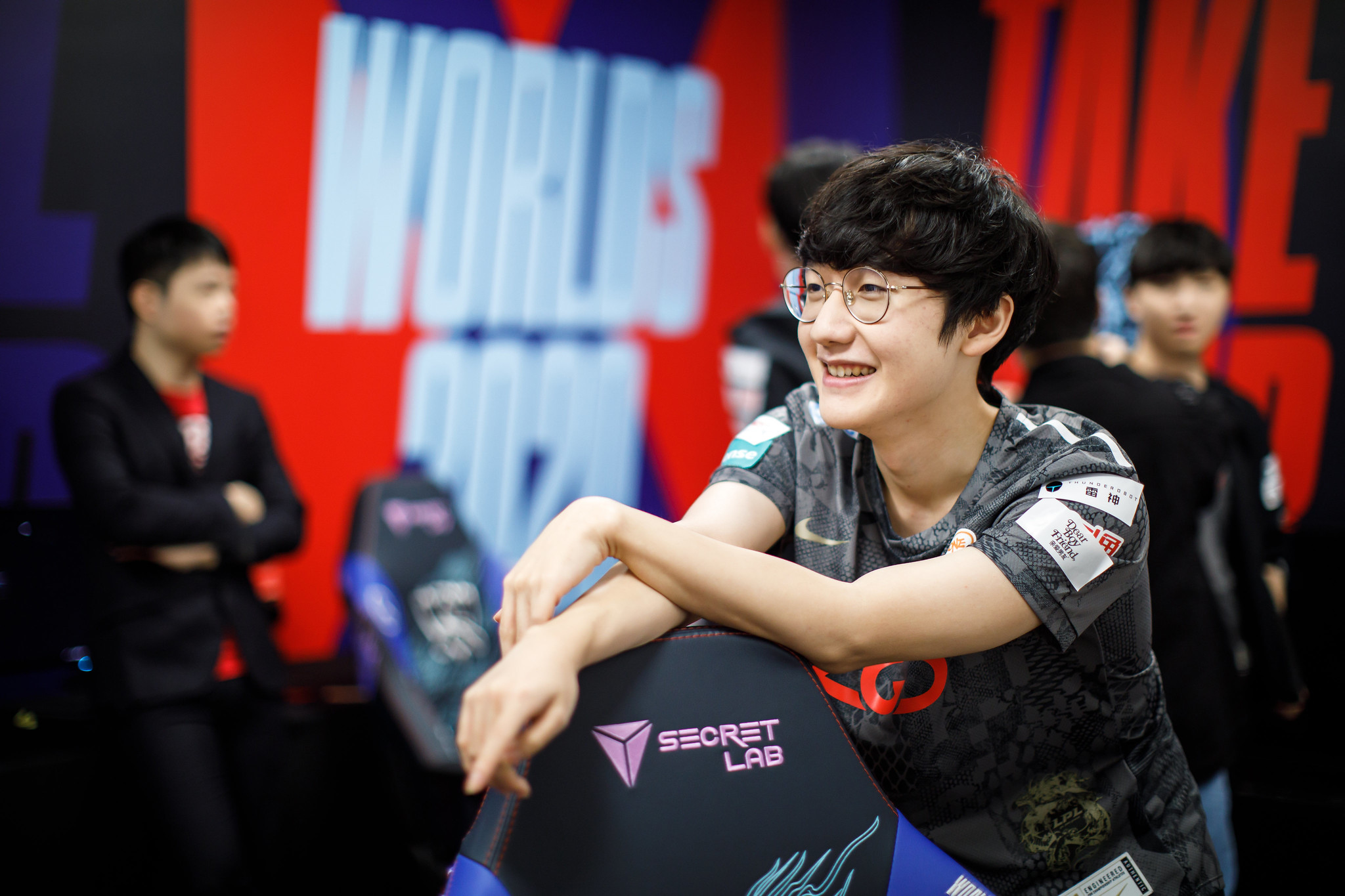 lgd轻松带走r7,成功晋级下一轮,peanut状态回升是关键!