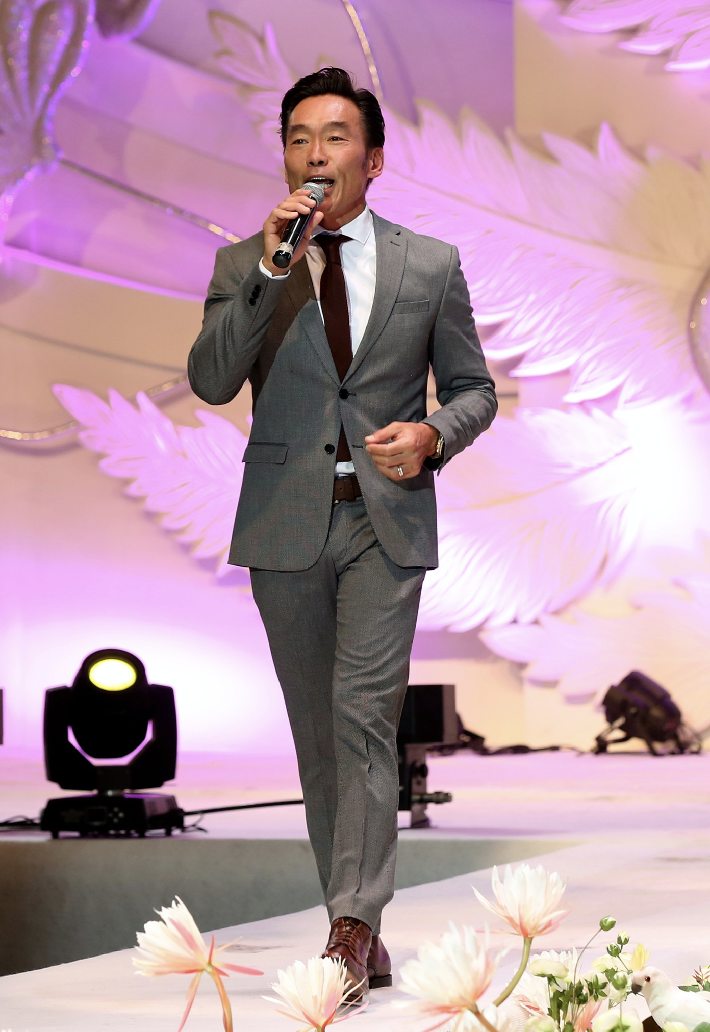 55岁郑浩南直播举铁罕见露脸,身材壮硕超有型,与子女长居大马