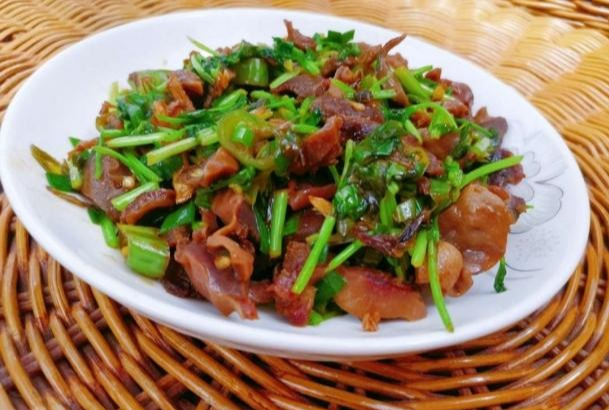 饭点时间到来一道炒鸡胗光盘行动起来