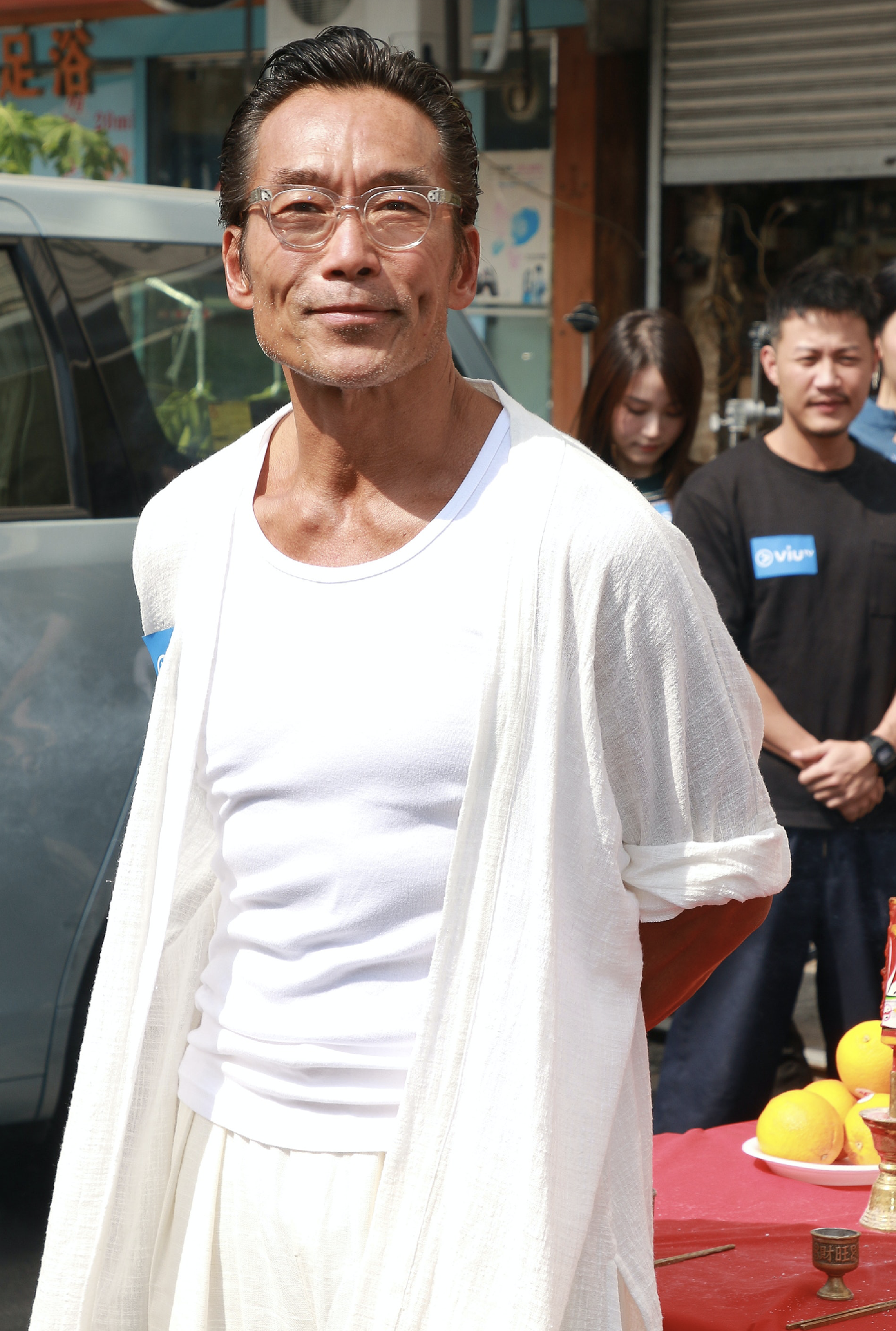 55岁郑浩南直播举铁罕见露脸,身材壮硕超有型,与子女长居大马