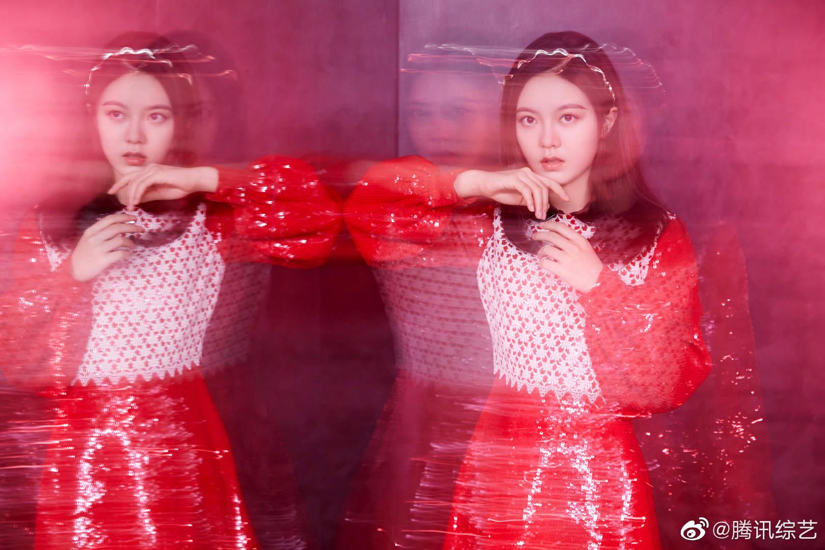 十八岁生日写真出炉,红色亮片裙搭配金属发箍变身shining girl