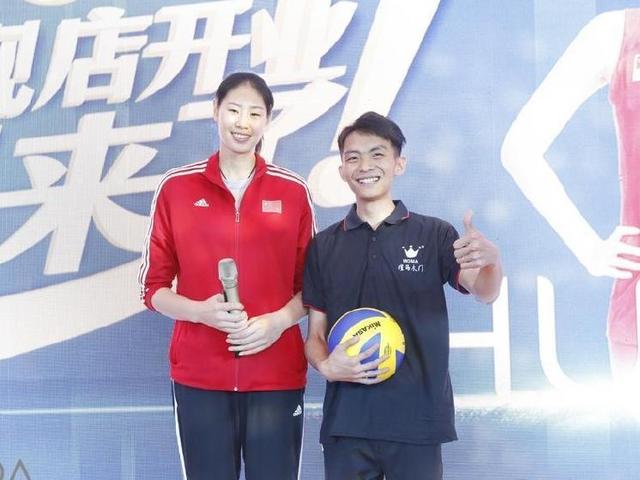 好久不见!女排奥运冠军颜妮惊喜现身,笑容温暖美出新高度