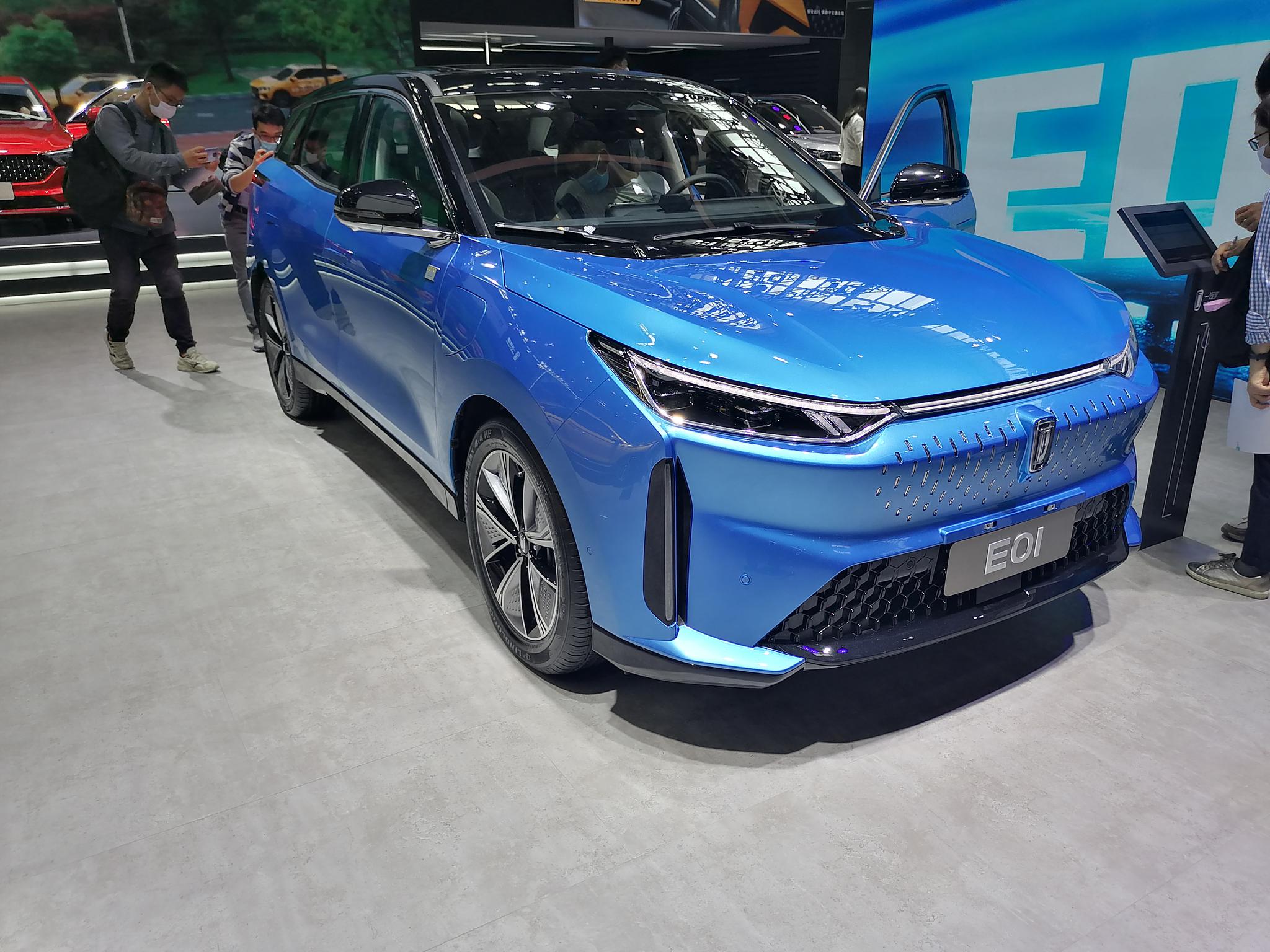车展实拍|一汽奔腾首款电动车e01上市 配三块大屏续航450km-新浪汽车