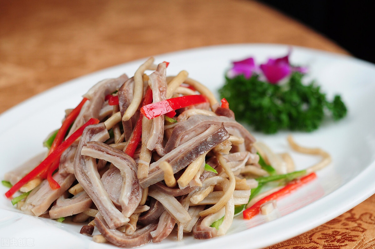 芥末拌肚丝:特点:脆嫩,鲜香,利口.