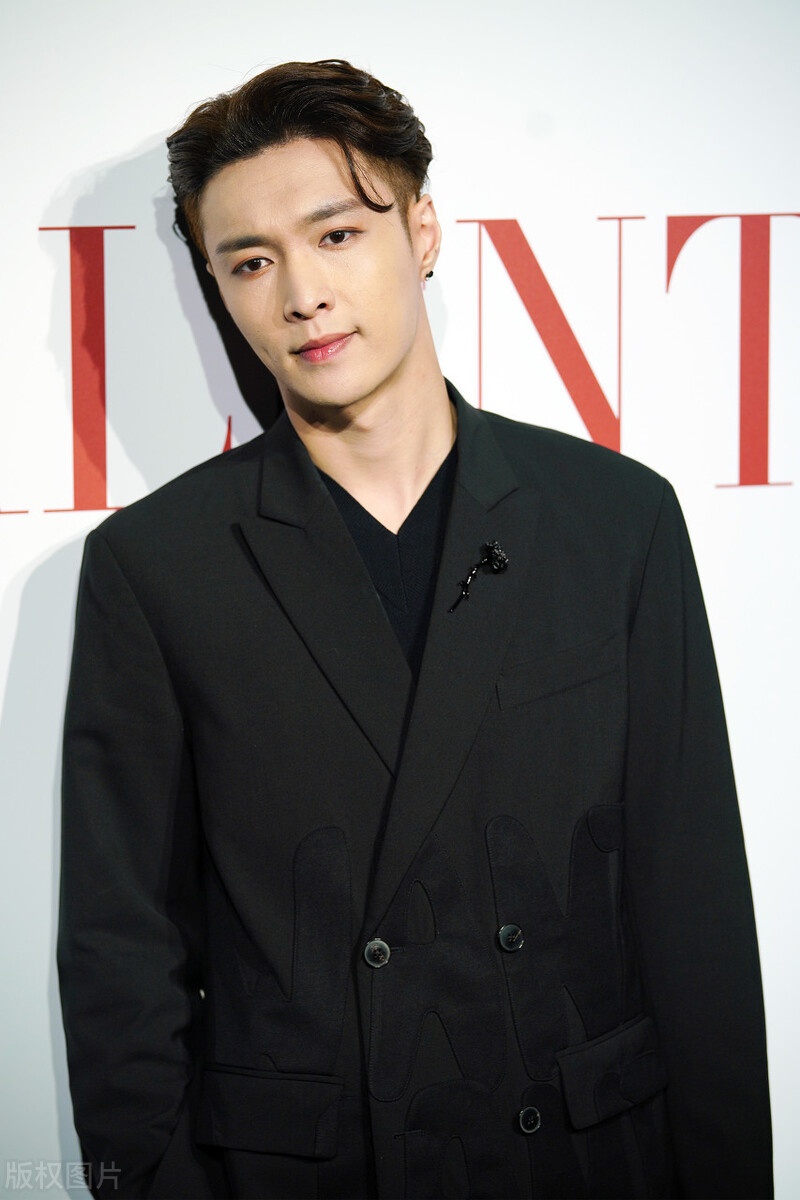 张艺兴一袭黑色西装现身活动,梳大背头造型,五官精致完美