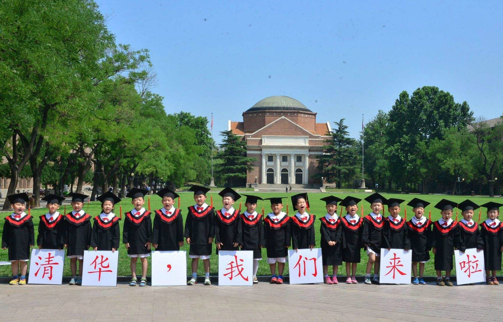 9年过去,因一张照片爆红的五道杠少年已大学毕业,他现在怎样?|黄艺博|少年|少先队_新浪新闻