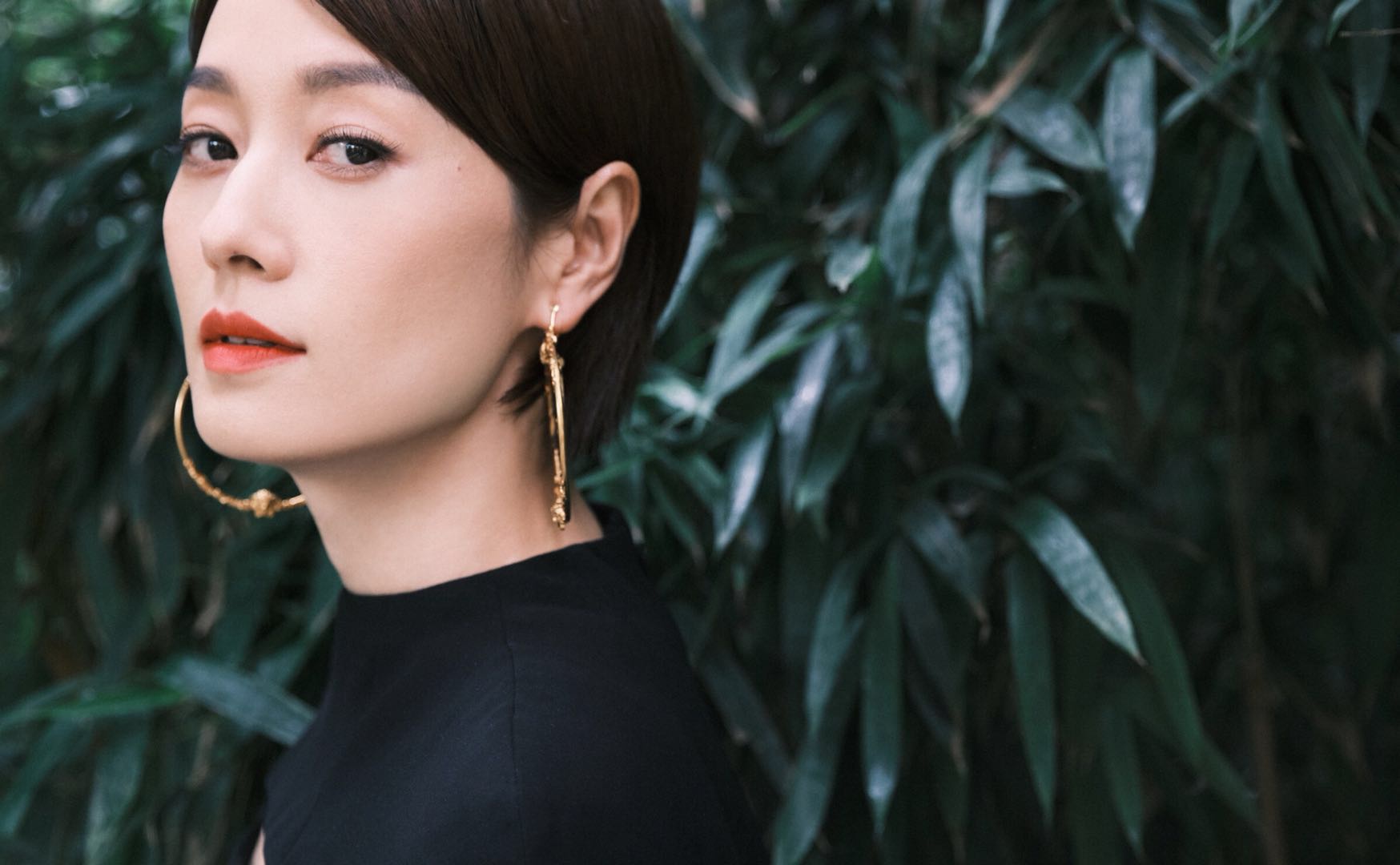 马伊琍穿黑色系长裙尽显优雅,初秋时尚单品选它