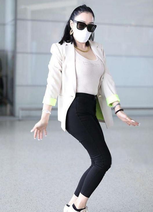 钟丽缇终于不走浮夸路线,简约风西装气场全开,可惜鞋子太拉垮