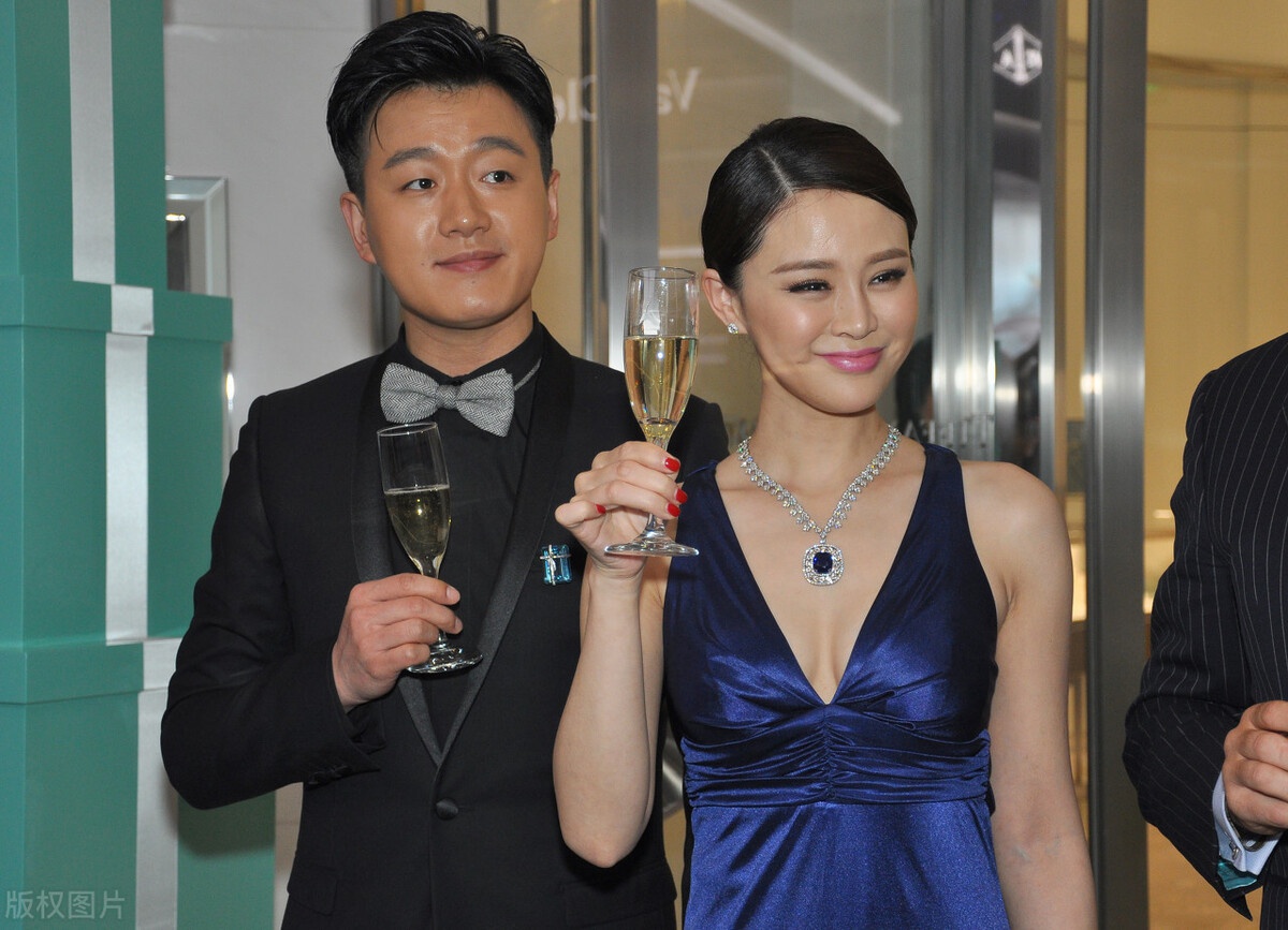 40多岁的佟大为与老婆关悦网友这哪有岁月痕迹