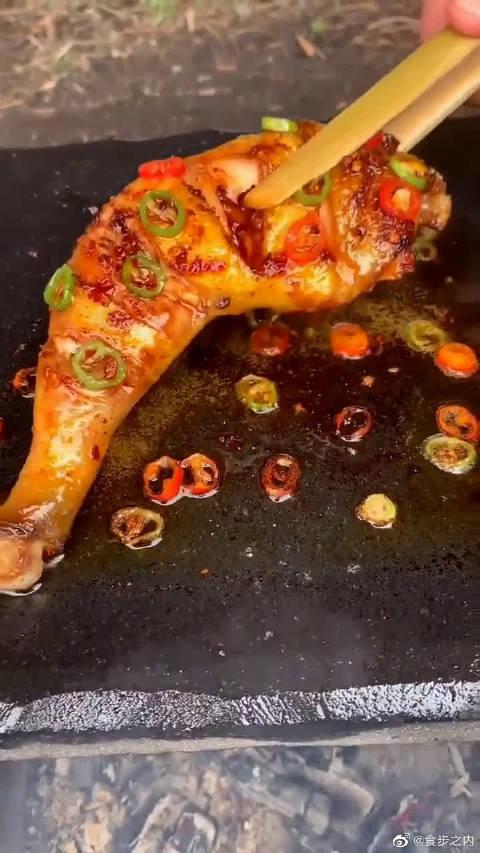 86岁哥哥为84岁妹妹夹鸡腿