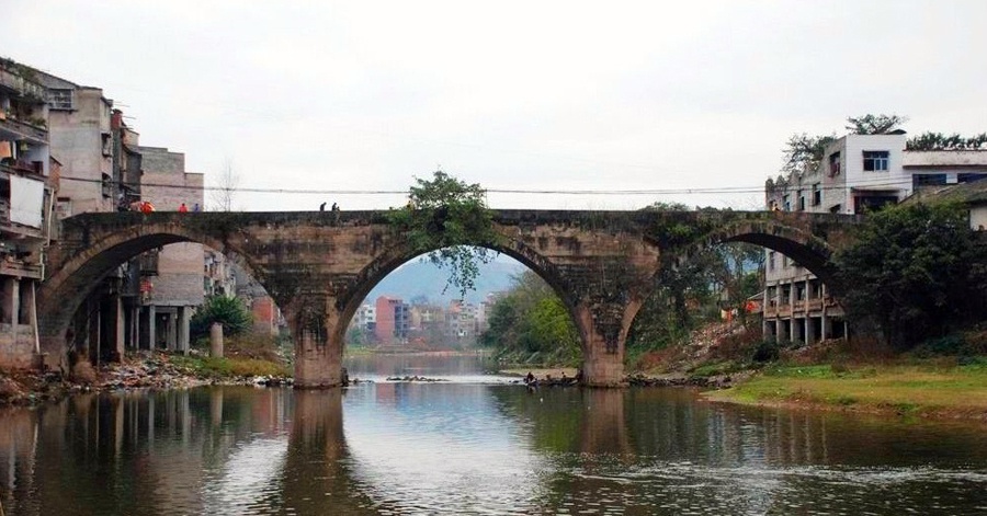重庆开州规模最大的古桥,是县级文物保护单位,铁桥镇因此得名