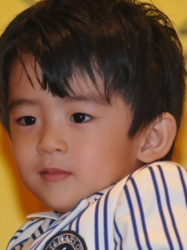 张柏芝大儿子"整容式"长大,小时精致可爱,今与谢霆锋复制粘贴