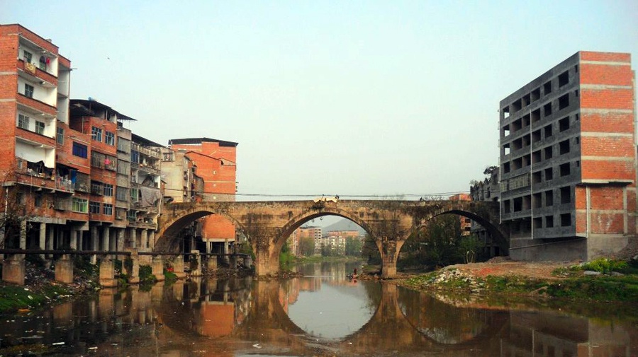 重庆开州规模最大的古桥,是县级文物保护单位,铁桥镇因此得名