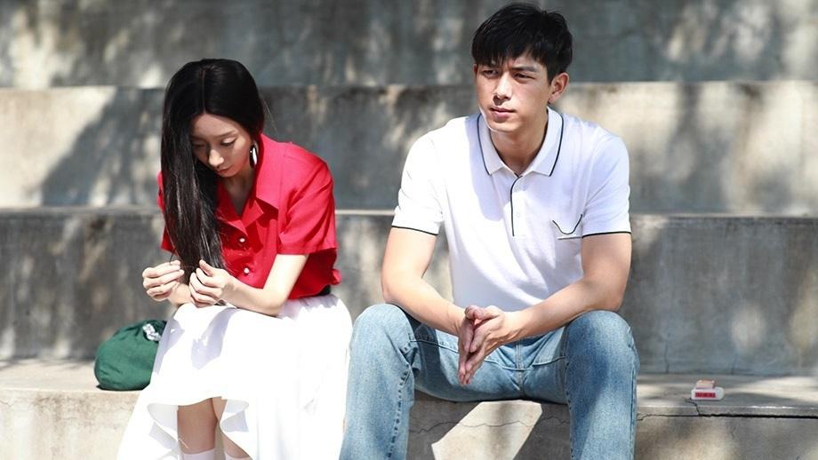 梅峰导演执导的《恋曲1980》发布一组新剧照