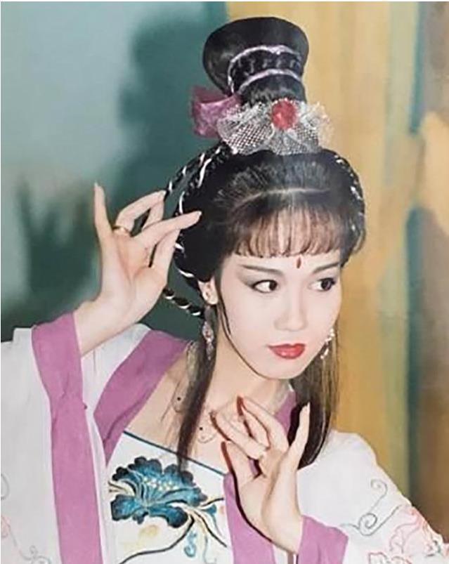 《封神榜》而其中钱嘉乐饰演二郎神,汤盈盈则是饰演的柳琵琶