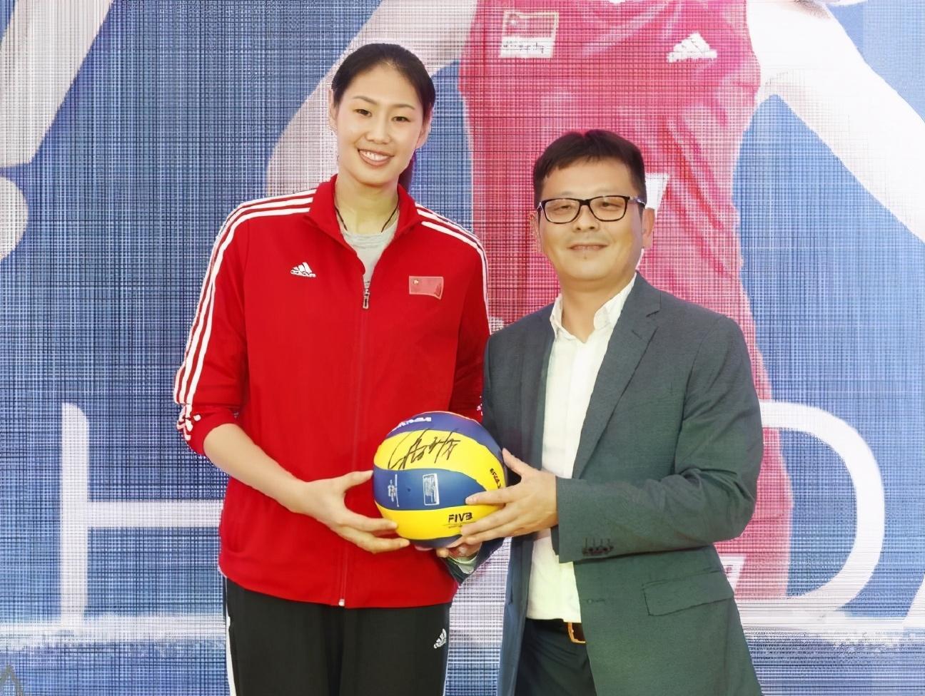 好久不见!女排奥运冠军颜妮惊喜现身,笑容温暖美出新高度