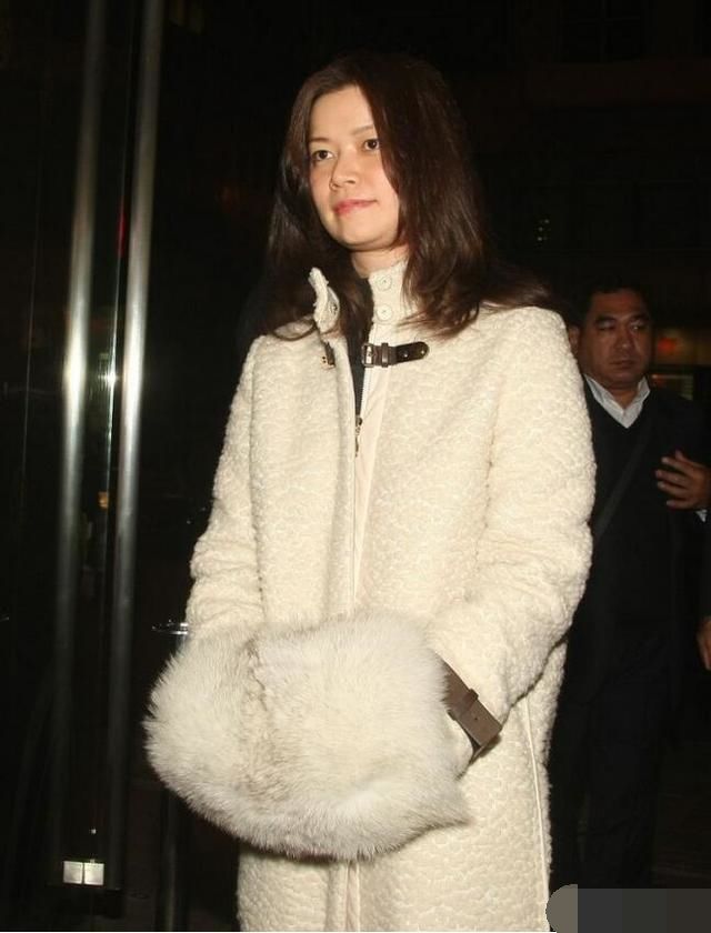 13亿豪宅被抵押,还遭旧爱追债7千万,周星驰晚景凄凉报应来了|于文凤