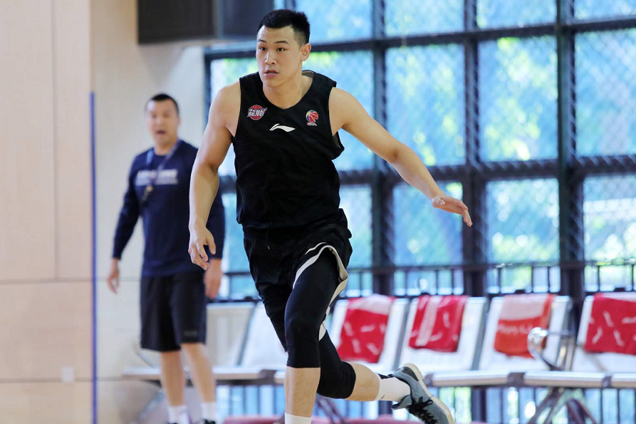 老帅蒋兴权回归出任顾问,同时吴乃群与卢伟也一起辅佐杨鸣,上赛季总