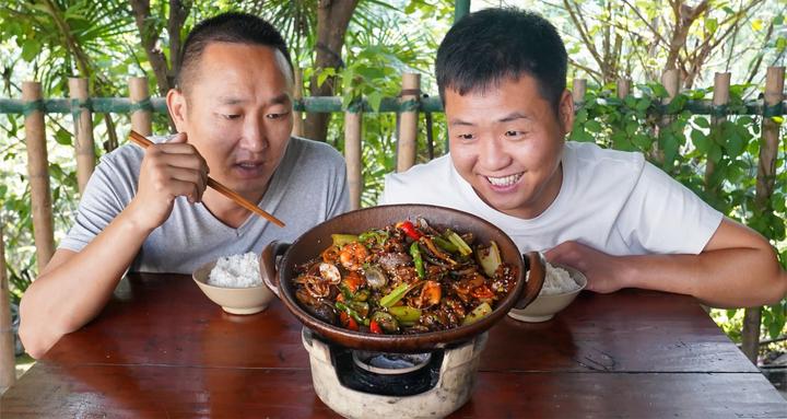 花甲,鱿鱼,基围虾,做一道麻辣香锅,麻辣过瘾,就着米饭吃香了