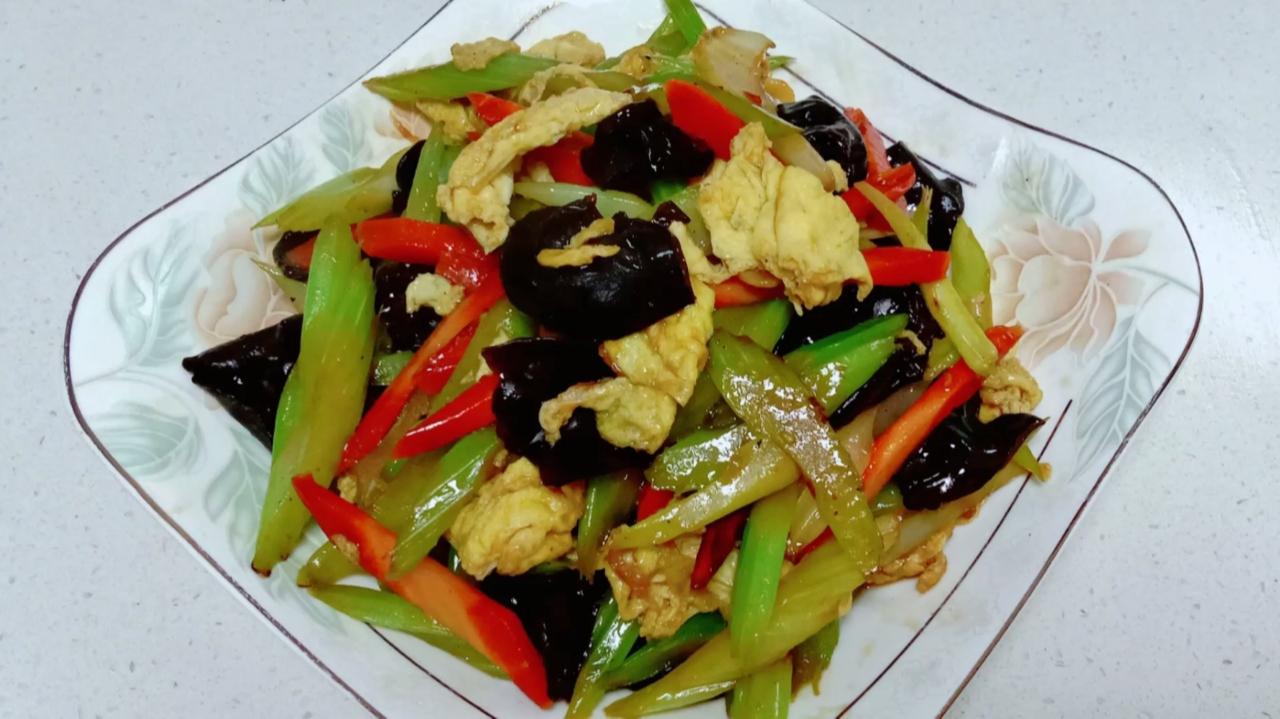 芹菜木耳炒鸡蛋这样做,脆爽开胃,下饭好吃,我家隔三差五吃一次