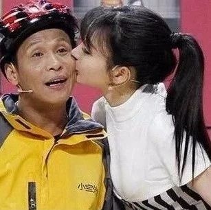 为您推荐: 爆笑小品,宋小宝遇到张海宇,大小包袱都不带停的,太搞辛怂