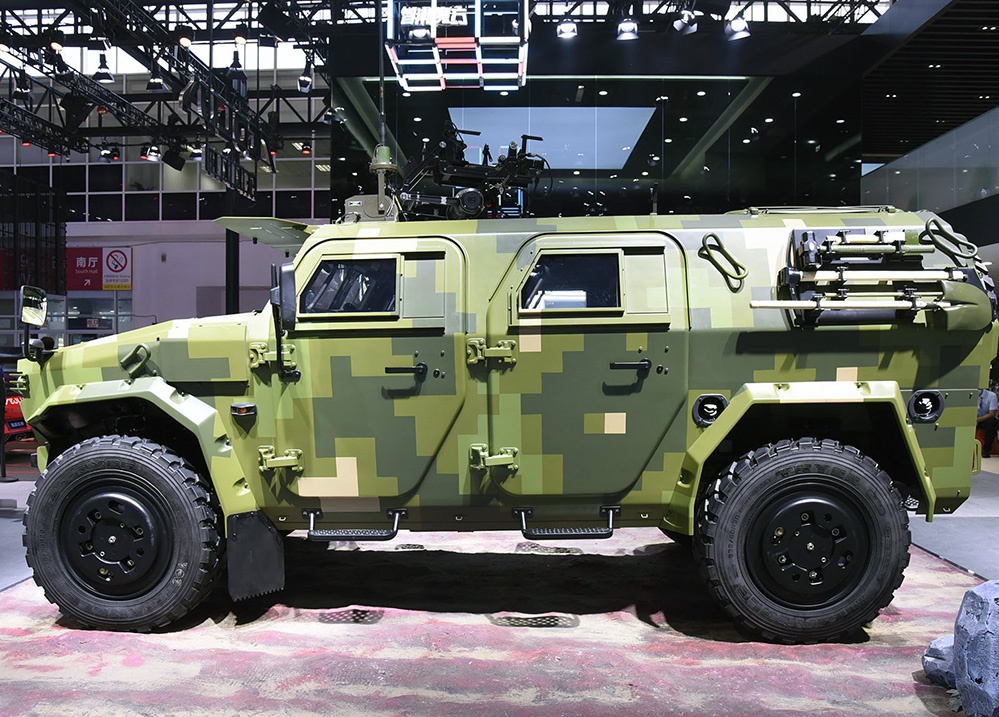 北京车展最霸气越野车,第三代东风猛士实车亮相,陆巡霸道都得服