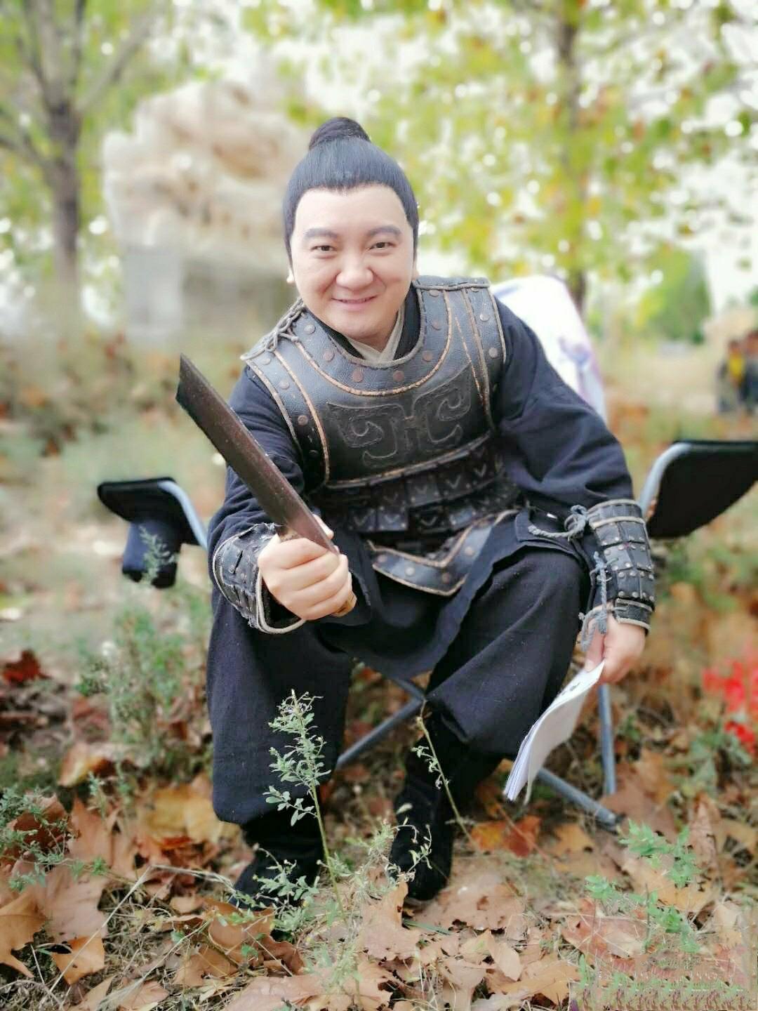 41岁杨臣刚落魄住简陋酒店?曾高调炫富,靠一首歌狂赚1.7亿