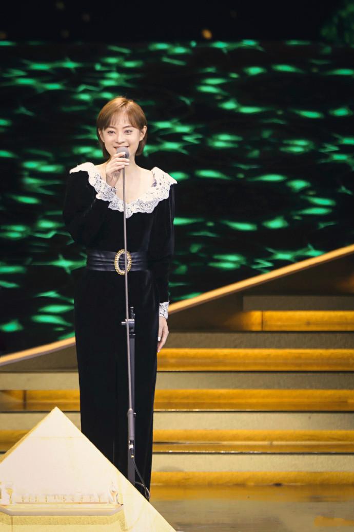 孙俪走飞天奖红毯,穿丝绒裙端庄优雅,38岁留妹妹头一点不违和